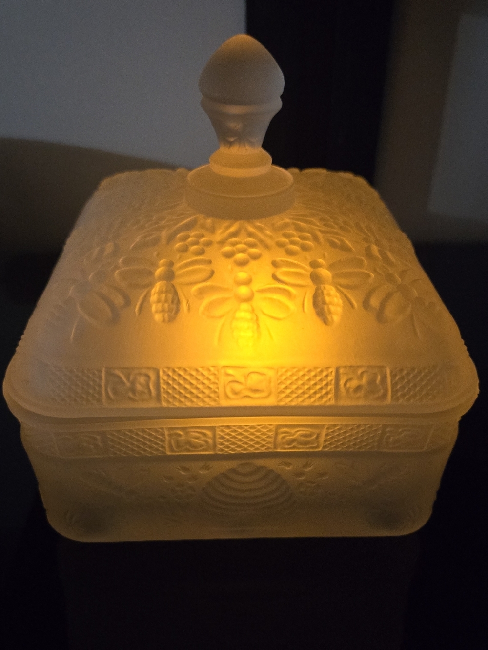 Indiana Glass Tiara Honey Bee Box Covered Dish